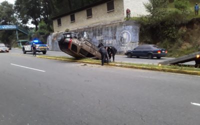 Vuelca camioneta en la que viajaba familia originaria de Totonicapán, en ruta CA-1 Occidente