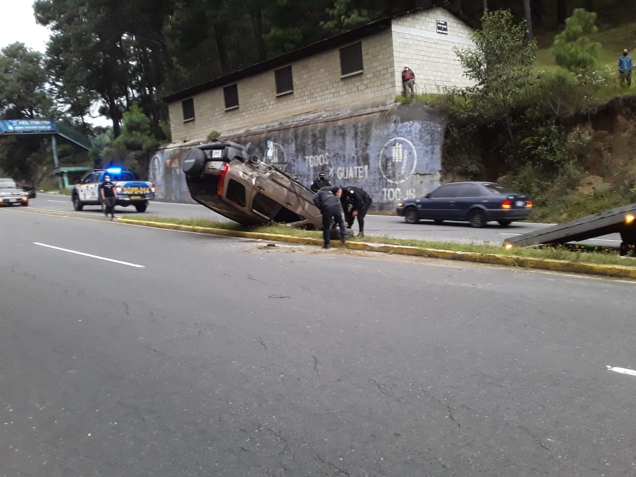 Vuelca camioneta en la que viajaba familia originaria de Totonicapán, en ruta CA-1 Occidente Vuelca camioneta en la que viajaba familia originaria de Totonicapán, en ruta CA-1 Occidente