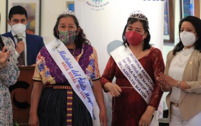 Coronan a madrinas del Adulto Mayor del municipio de Quetzaltenango