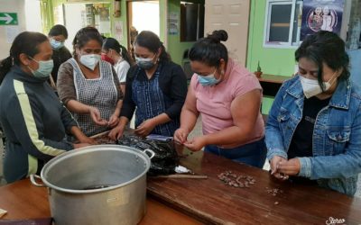 Imparten curso de chocolate artesanal para que mujeres de La Esperanza, comiencen su propio negocio