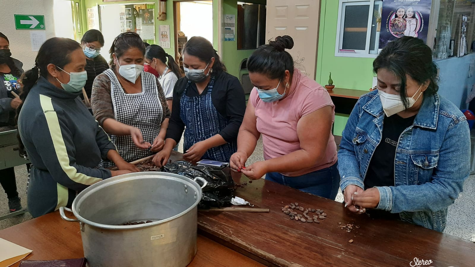 Imparten curso de chocolate artesanal para que mujeres de La Esperanza, comiencen su propio negocio
