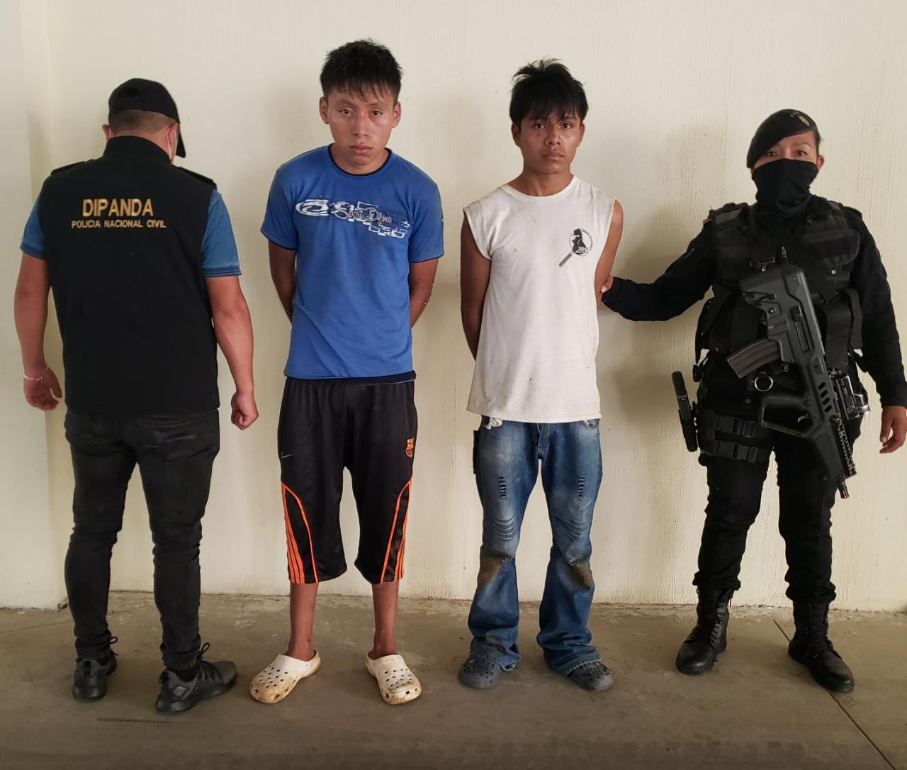 Caputrados momentos despues de asaltar a mujer, señalados de ser de la mara salvatrucha Caputrados momentos despues de asaltar a mujer, señalados de ser de la mara salvatrucha