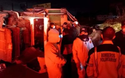 Otro camión volcado en el paso a desnivel de Xecanchavox, un menor de edad resultó lesionado