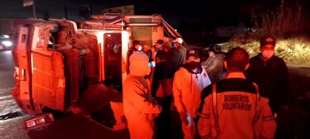 Otro camión volcado en el paso a desnivel de Xecanchavox, un menor de edad resultó lesionado Otro camión volcado en el paso a desnivel de Xecanchavox, un menor de edad resultó lesionado