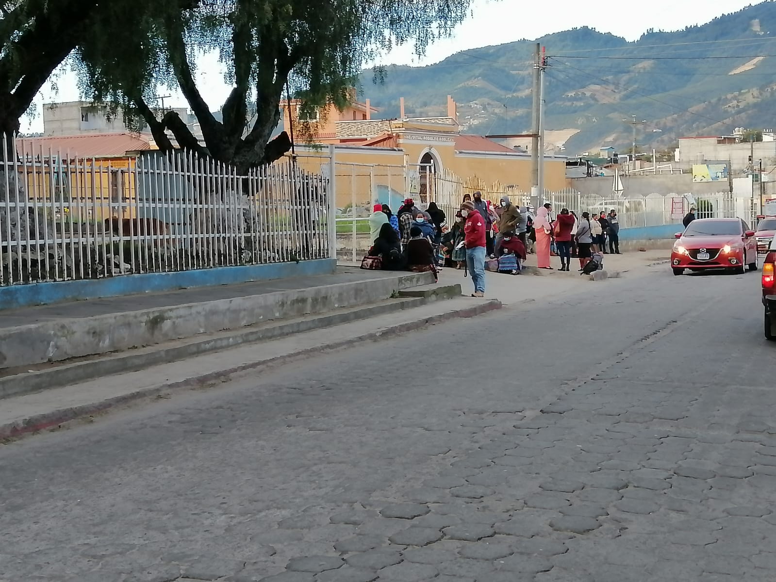 Viajan de la Costa Sur a Quetzaltenango desde temprano en busca de la tarjeta de pulmones