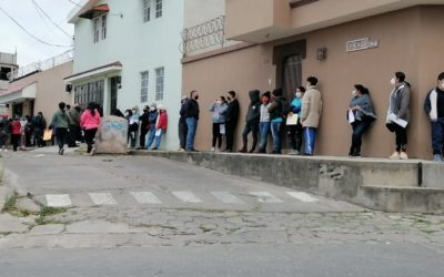 Calles cercanas al CUNOC con filas de personas en busca de la vacuna contra el COVID-19