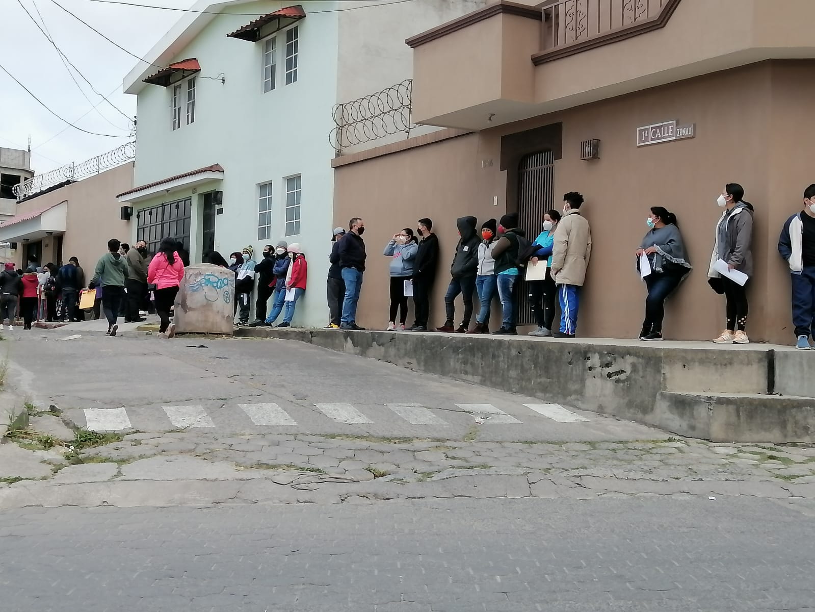 Calles cercanas al CUNOC con filas de personas en busca de la vacuna contra el COVID-19