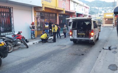 El viernes inicia con una triple colisión en el Centro Histórico de Xela