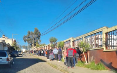 Con largas filas de adolescentes cerca del CUNOC, así cierra semana de vacunación en Xela