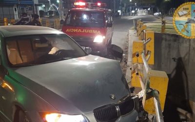 Piloto en posible estado de ebriedad sufre accidente en paso a desnivel de Avenida Las Américas