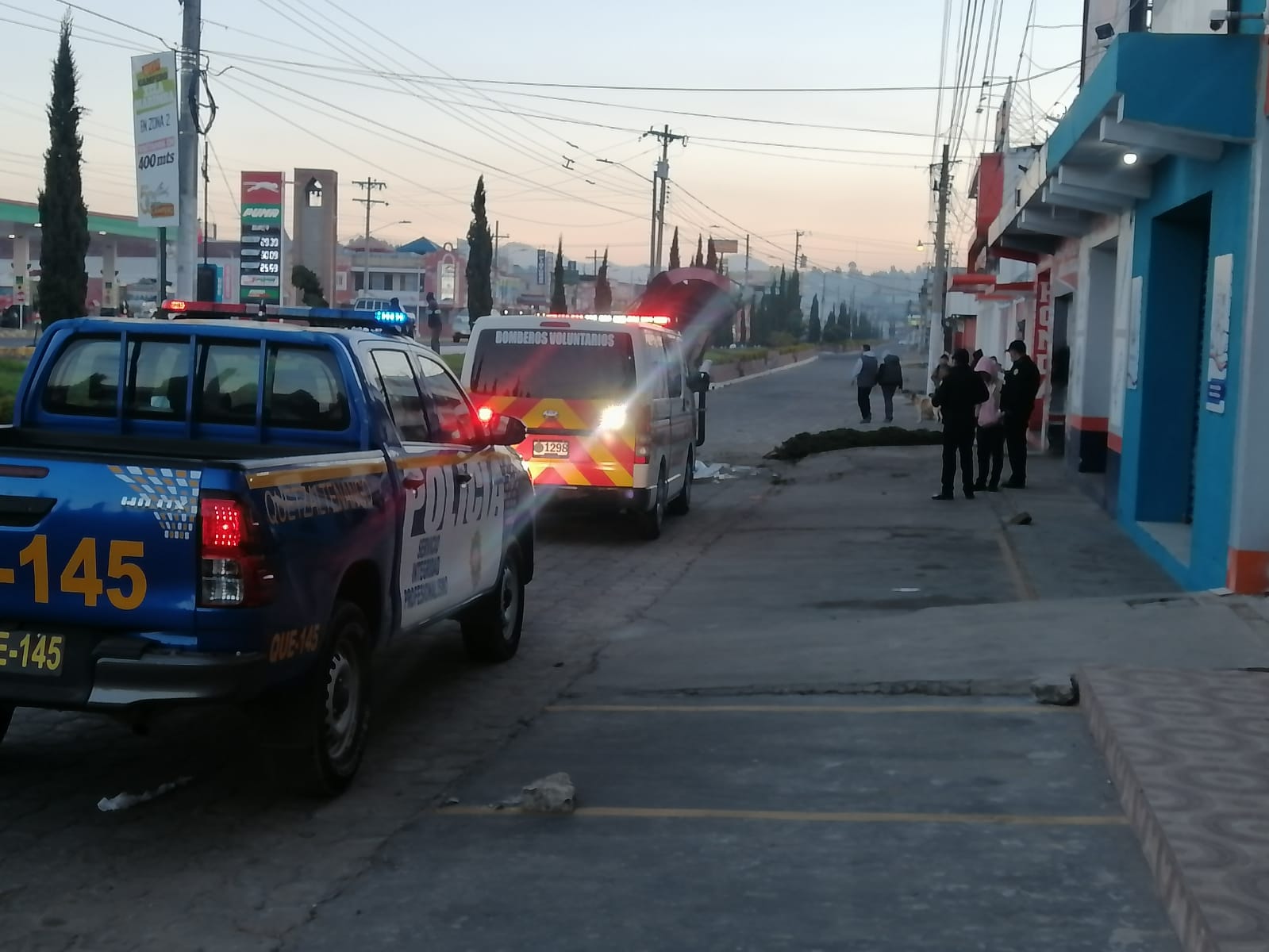 Accidente dejó destruida una parada de buses en Avenida La Independencia Xela