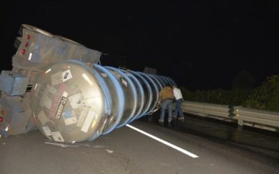 Pipa cargada de ron vuelca en el Libramiento de Chimaltenango