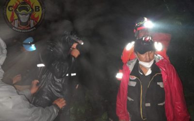 Tras trabajar toda la madrugada, bomberos rescatan a extraviados en el Volcán Zunil