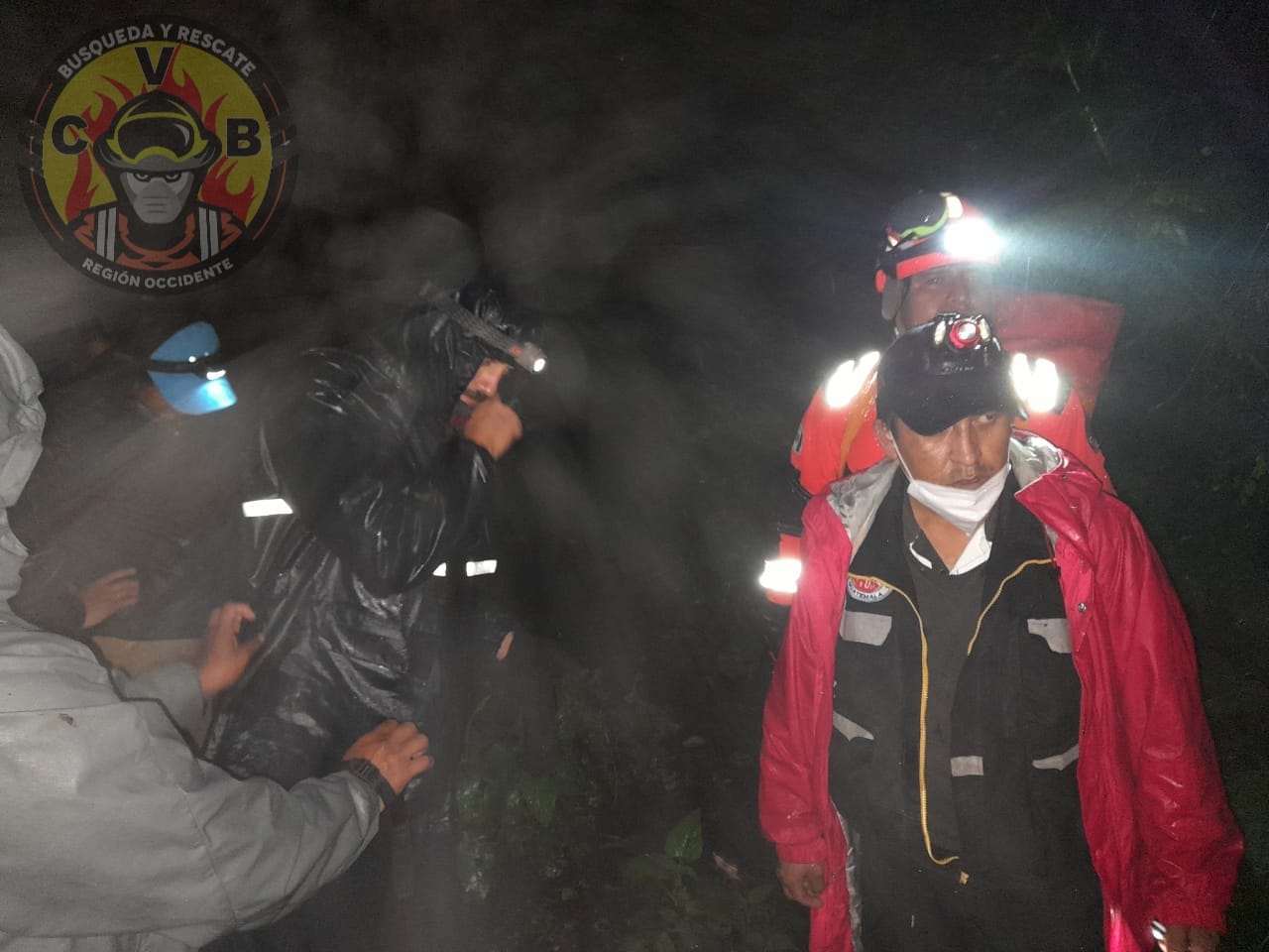 Tras trabajar toda la madrugada, bomberos rescatan a extraviados en el Volcán Zunil