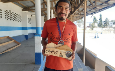 Atleta quetzalteco gana medalla de oro en recorrido por tres volcanes