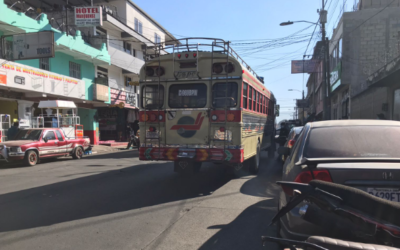 Ayudante cayó y llantas de bus le pasaron en las piernas