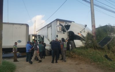 Colisión de camiones en el periférico dejó dos personas heridas