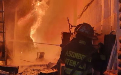 Incendio en ferretería donde almacenaban juegos pirotécnicos