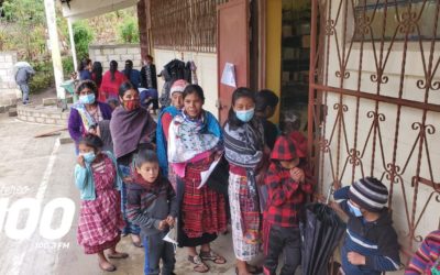 Entregan víveres y regalos navideños a niños