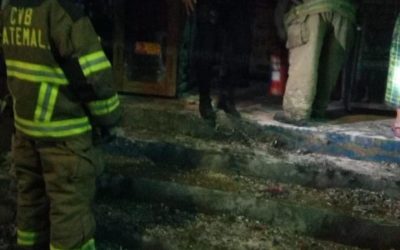 Incendio en venta de juegos pirotécnicos en la zona 3 de Xela