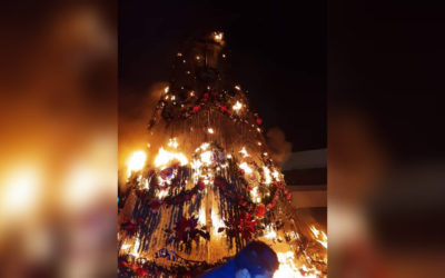 Bomberos trabajan para sofocar las llamas de árbol navideño en Cajolá