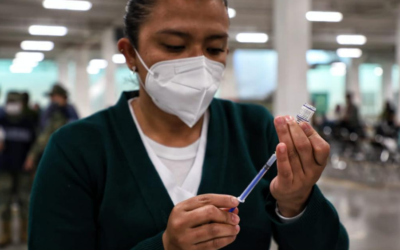 México intensifica programa de vacunación mientras se enfrenta a variante ómicron
