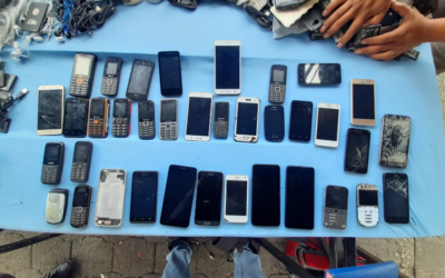 Arrestan a pareja que tenía más de 60 teléfonos de dudosa procedencia