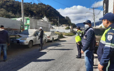 Retiran vehículos que mecánicos reparan en la vía pública