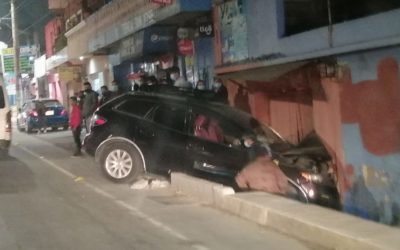 Vehículo colisiona contra vivienda en la calzada Manuel Lisandro Barillas, reportan dos heridos