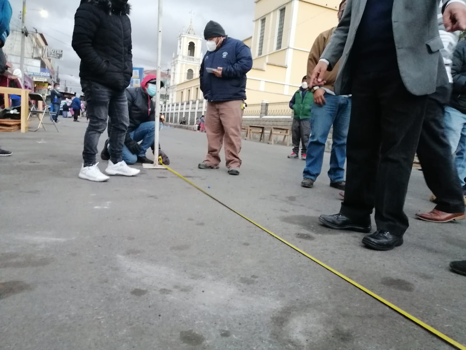 Instalan ventas temporales en la zona 3 de Xela, cuidan que estén 50 centímetros separadas una de la otra