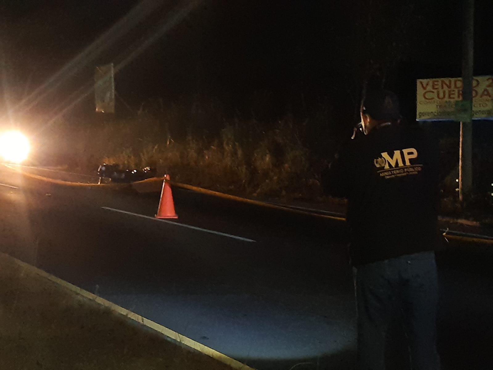 Ministerio Público continúa con la diligencia del Levantamiento del cuerpo de un motorista fallecido en la Autopista de Salcajá. Familiares lo identificaron como José Gonzalo Az de 31 años de edad. Ministerio Público continúa con la diligencia del Levantamiento del cuerpo de un motorista fallecido en la Autopista de Salcajá. Familiares lo identificaron como José Gonzalo Az de 31 años de edad.