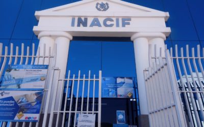 Familiares y vecinos esperan en el INACIF de Quetzaltenango la entrega de cuerpos de víctimas de la masacre en Ixtahuacán, entre ellos un menor de 5 años.