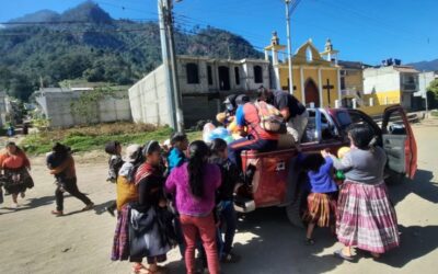 Barra que apoya a Xelajú M.C entrega juguetes a niños en el Valle de Palajunoj, los juguetes fueron donados por la afición.