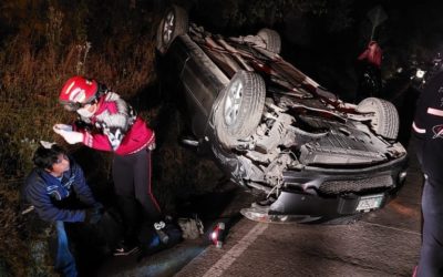 Vehículo vuelca en la ruta que conecta Totonicapán y Quiché