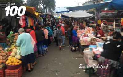 Los mercados en Quetzaltenango se encuentran abarrotados en las vísperas de nochebuena y navidad.