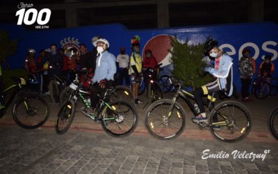 Más de 200 ciclistas participaron en el bicitour nocturno a beneficio de Bomberos Voluntarios de Quetzaltenango.