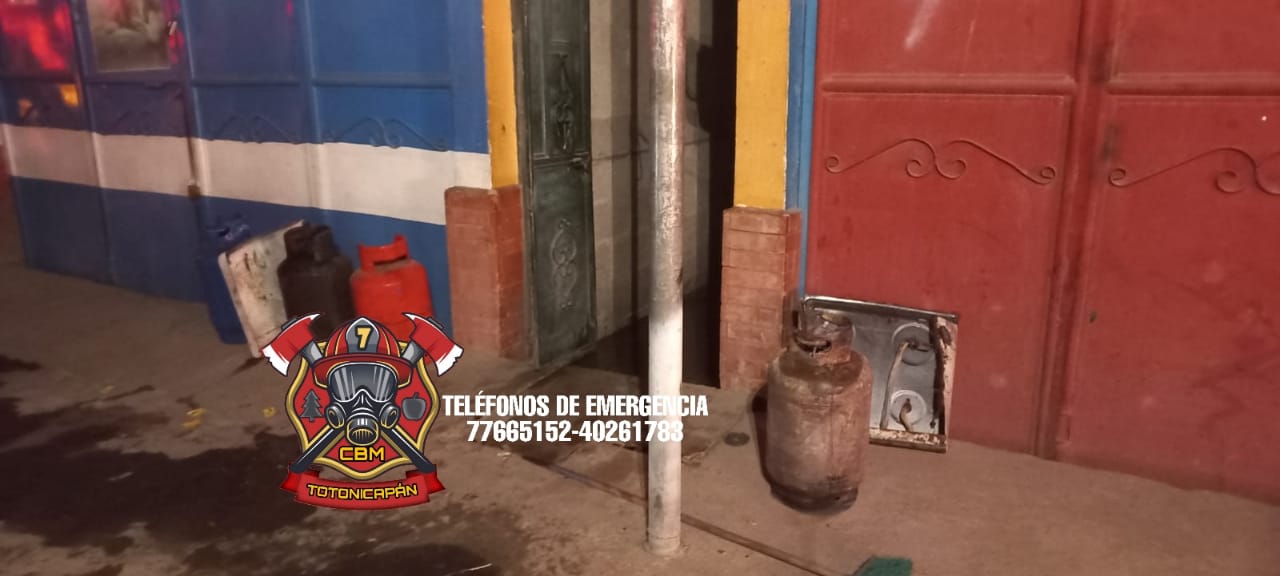 Bomberos lograron extraer cilindros de gas que estaban en llamas