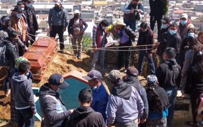 Madre y sus cuatro hijos regresan a casa tras inhumar el cuerpo de víctima del accidente en Chiapas