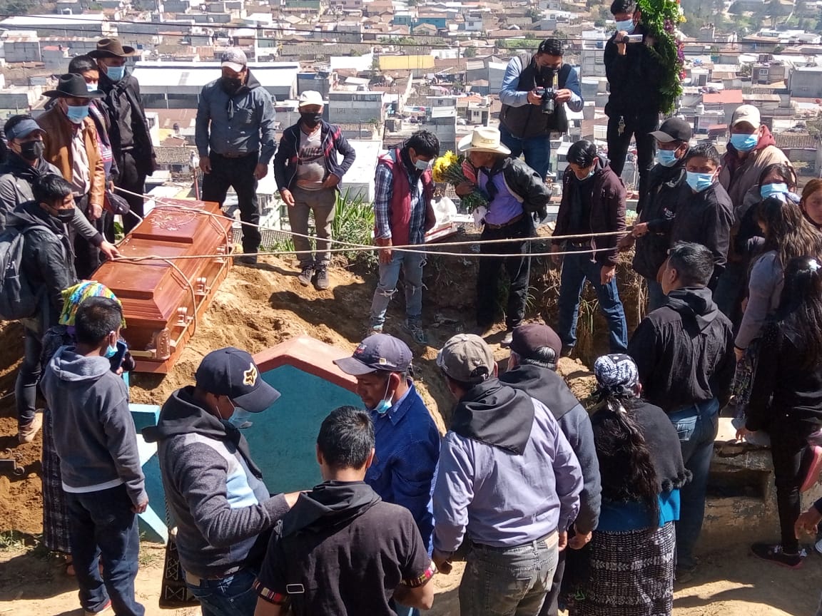 Madre y sus cuatro hijos regresan a casa tras inhumar el cuerpo de víctima del accidente en Chiapas