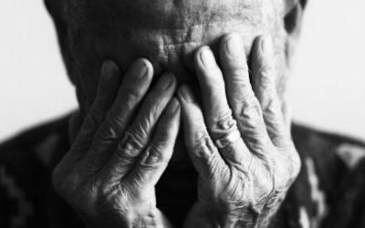 Buscan auxilio para hombre de la tercera edad que está tirado frente al Rastro Municipal ¿Lo reconoce?