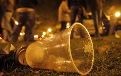 Balacera deja heridos a dos hombres que ingerían licor en campo de fútbol