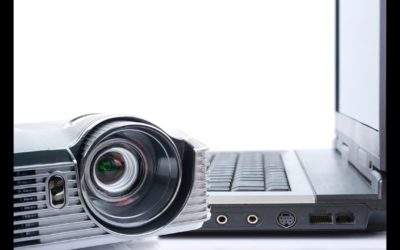 Computadoras, cañonera y televisor, el donativo que organización extranjera realizó a escuelas de Cantel