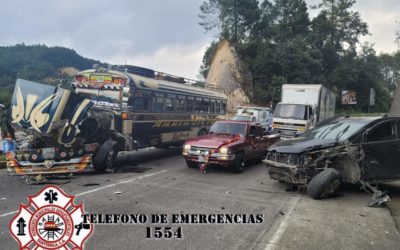 Tráiler y bus extraurbano colisionan de frente en ruta interamericana, esto ocasiona larga fila de vehículos a la altura de Los Encuentros.