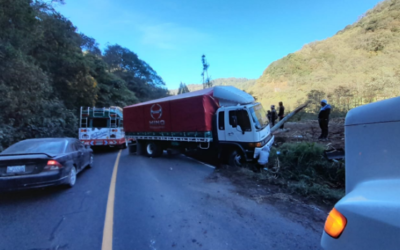 Colisionan vehículo y camión en Quetzaltenango