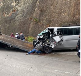 Colisión entre microbús y tráiler deja un fallecido
