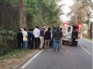 Adulto mayor muere al colisionar contra un camión