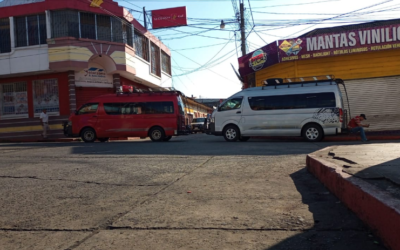 Pilotos de microbuses bloquean calles en Coatepeque