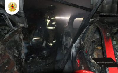 Bomberos trabajan para sofocar llamas de incendio en predio de carros ubicado en la Calzada Aguilar Batres