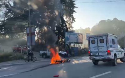 Joven va camino al hospital tras accidentarse con su motocicleta en la ruta Interamericana