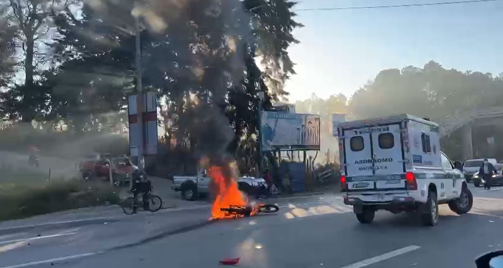 Joven va camino al hospital tras accidentarse con su motocicleta en la ruta Interamericana